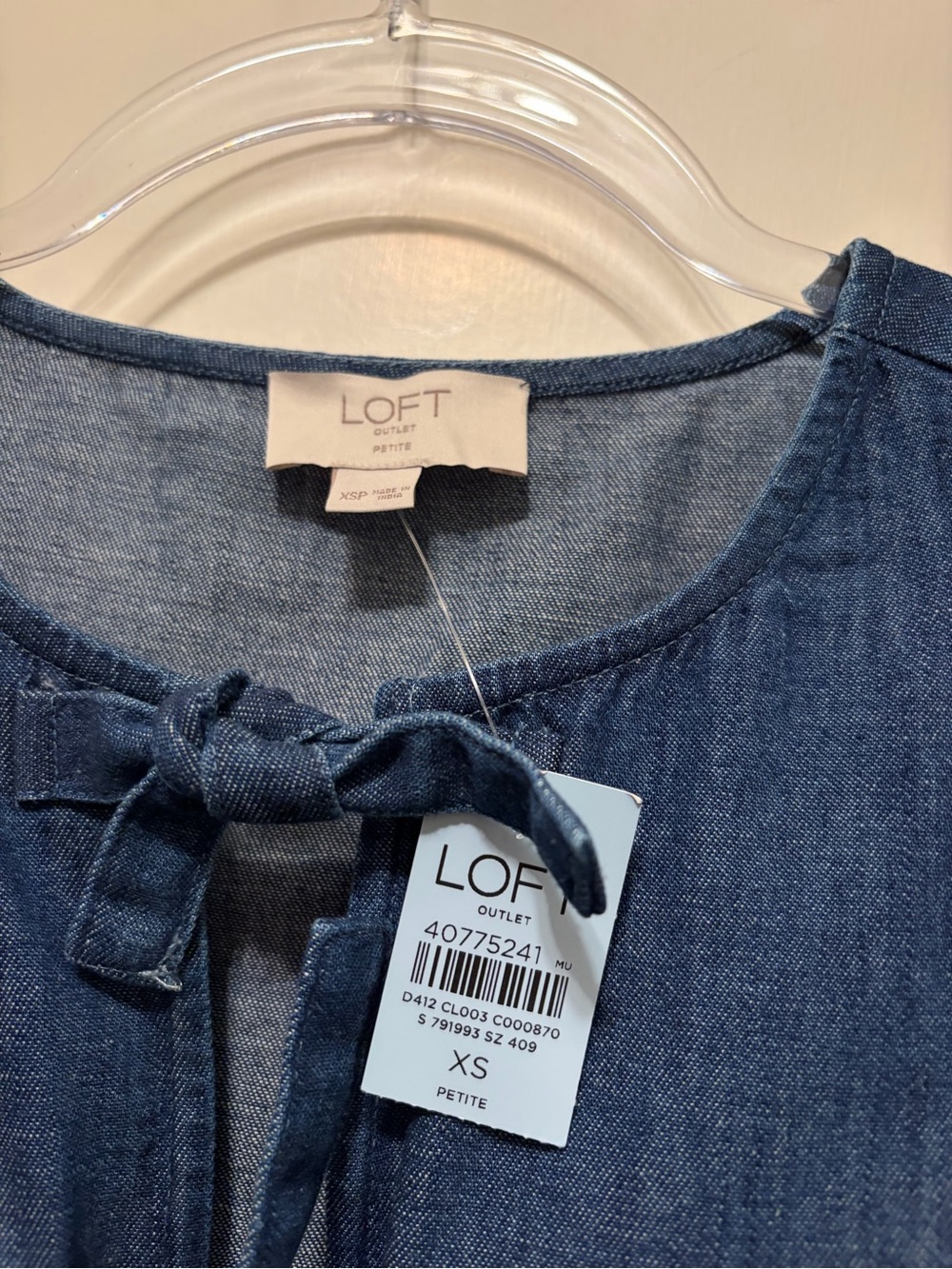 NWT LOFT Tie-Neck Puff Sleeve Chambray Top - Picture 2 of 2